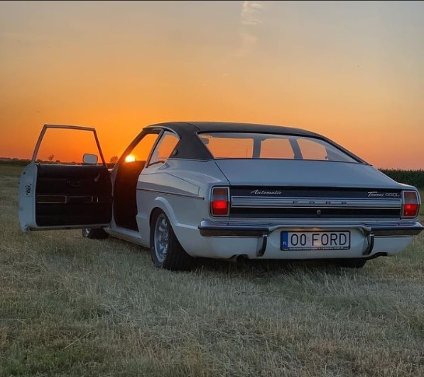 coupe ford taunus blanca con el ocaso de fondo